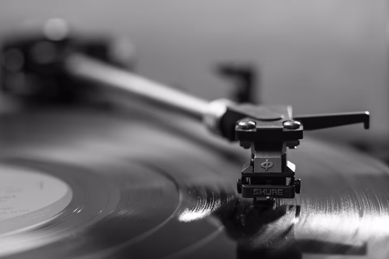 A vinil disc in black and white.